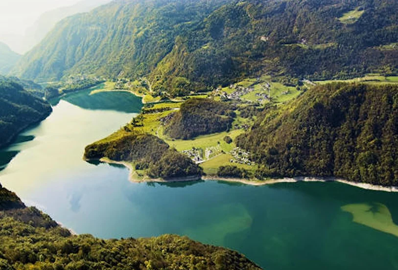 LAGO DEL CORLO