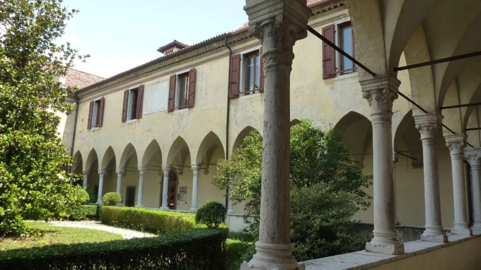 Al tramonto nel Chiostro Gotico
