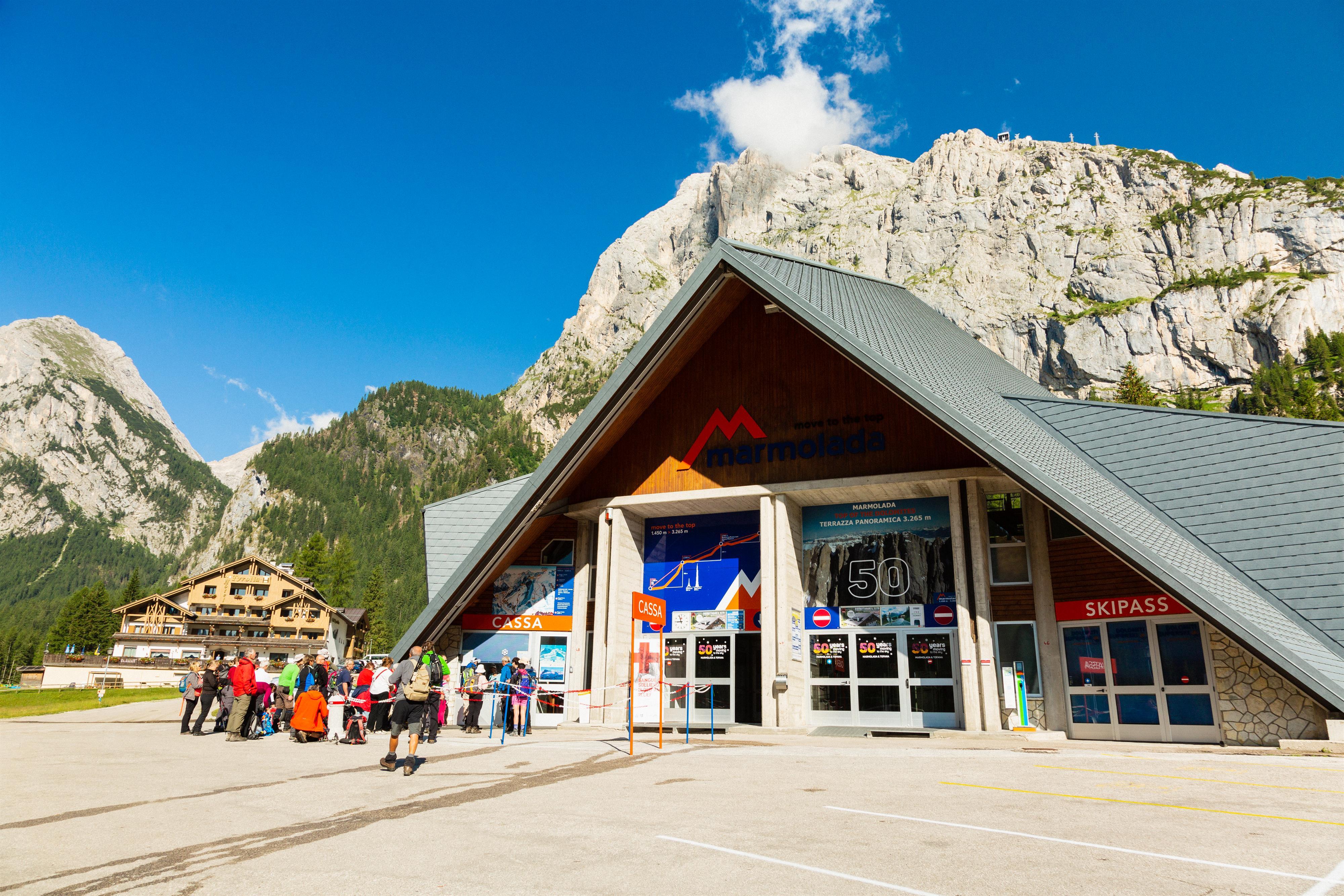 Parcheggio fronte Funivia a Malga Ciapela